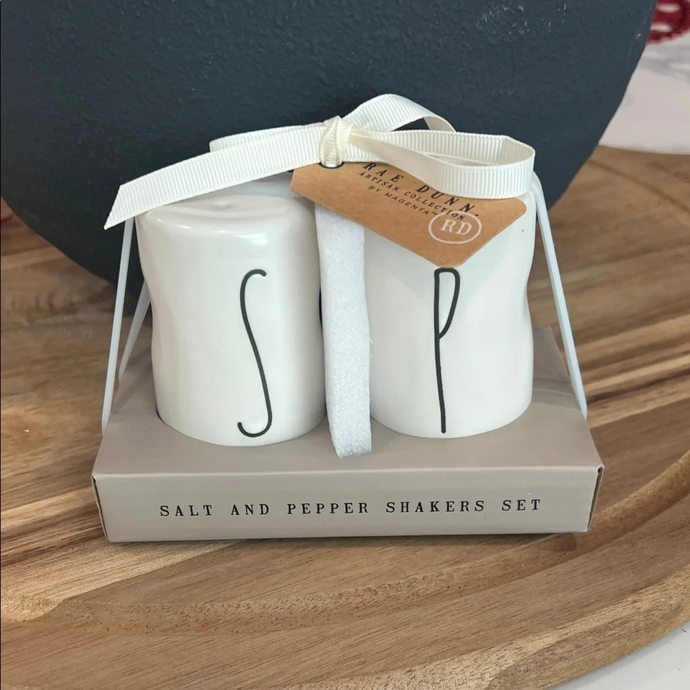 Rae Dunn SAL & Pepper Shakers Set.